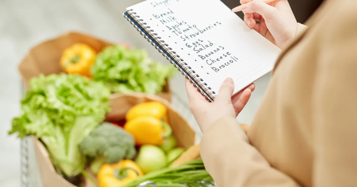 Mensen die nog steeds boodschappenlijstjes met de hand schrijven: 10 ouderwetse sterke punten die vaak terugkomen
